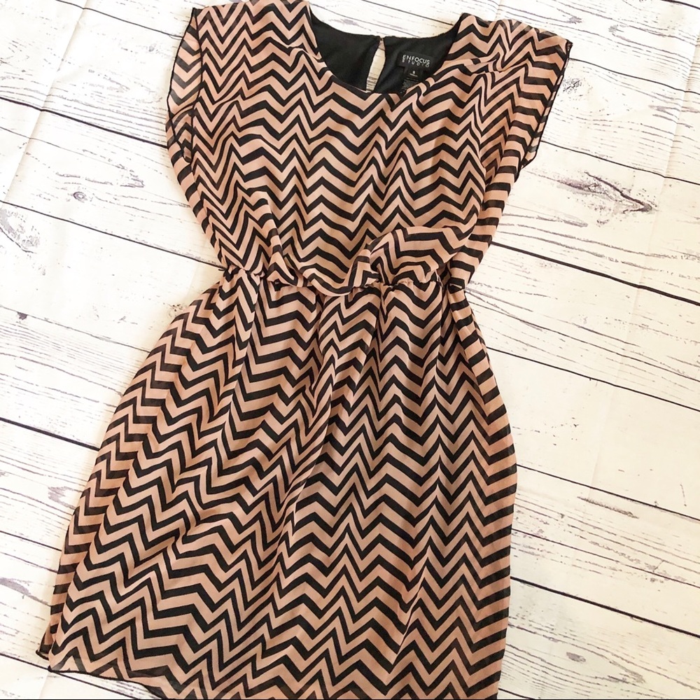 ENFOCUS STUDIO l Size 8 mauve chevron dress